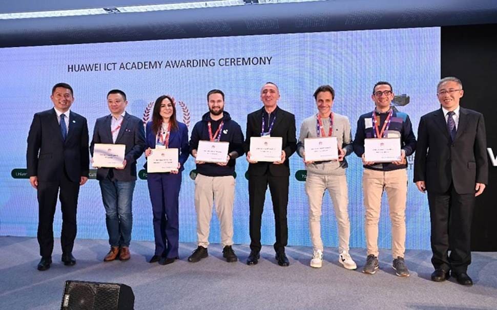 Six Institutions receiving the Huawei ICT Academy plaque