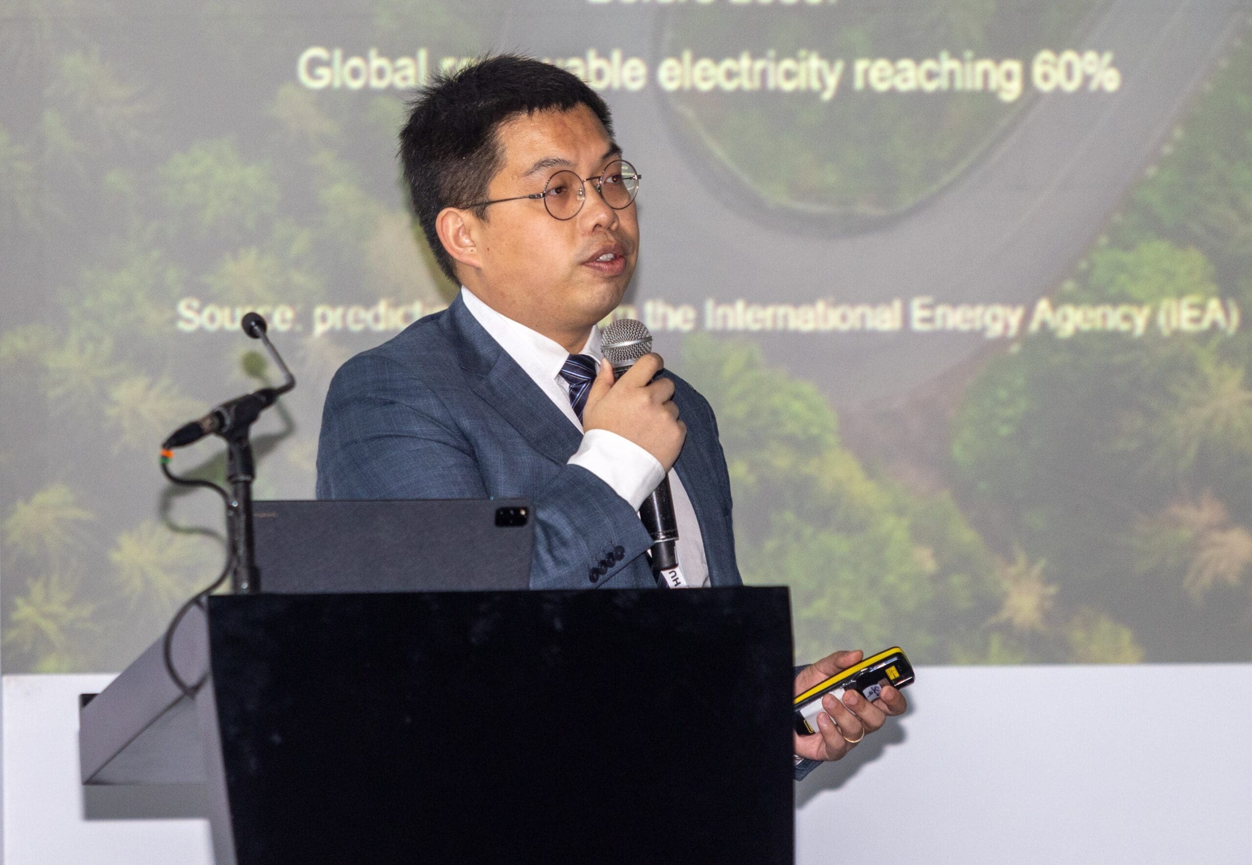 Cui Hong_Director of Huawei Data Centre Integration Solution Sales